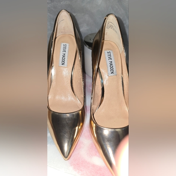 Steve Madden Women's Gold Pumps - Picture 15 of 16